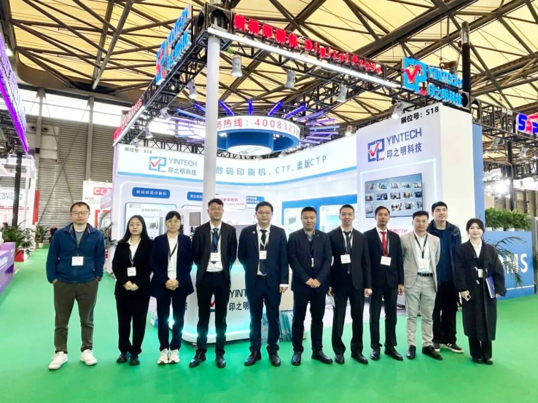 2025亞洲標簽展首日盛啟，印之明展位吸引大量觀眾駐足咨詢，董事長王澤明接受央視采訪